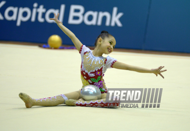 Bədii gimnastika üzrə XXII Bakı çempionatı və birinciliyi start götürüb. Bakı, Azərbaycan, 13 noyabr 2015